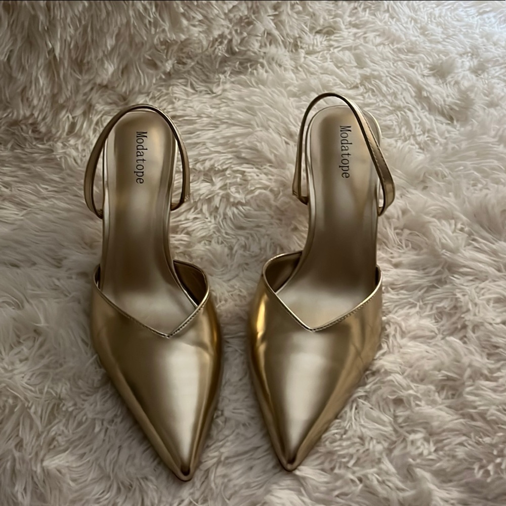 Elegant Gold Pointed-Toe Heels – Worn Only Once! ✨